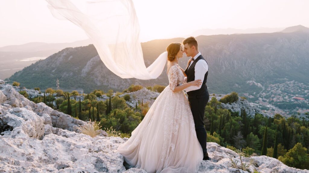 para młoda na szczycie góry