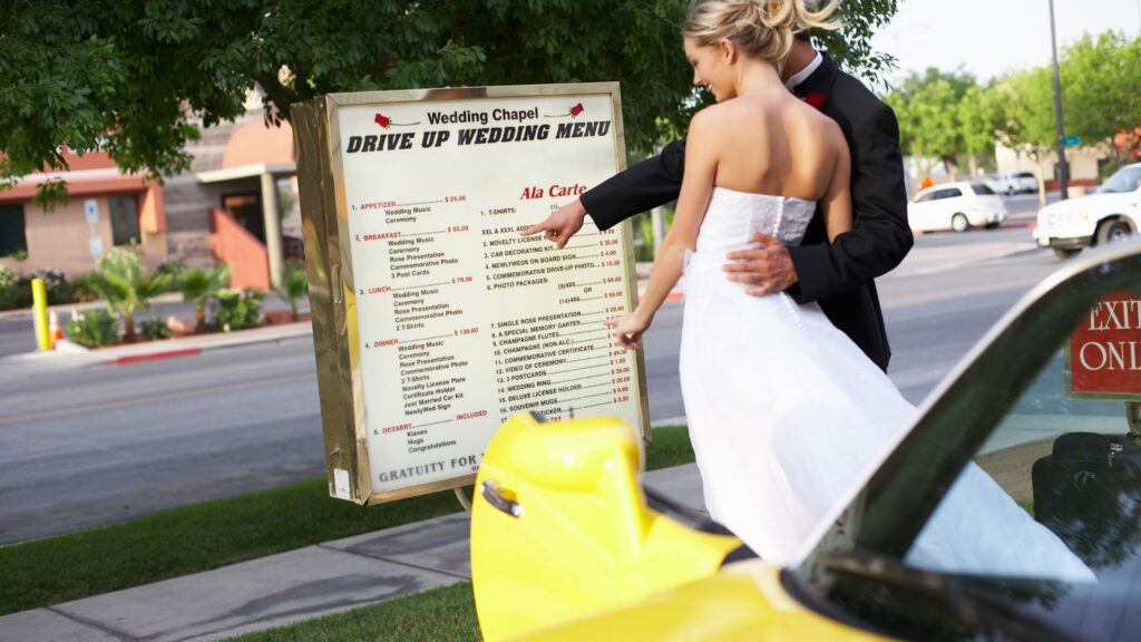 para młoda ogląda ofertę ślubu w las vegas