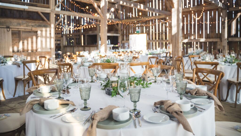 wesele w drewnianej stodole