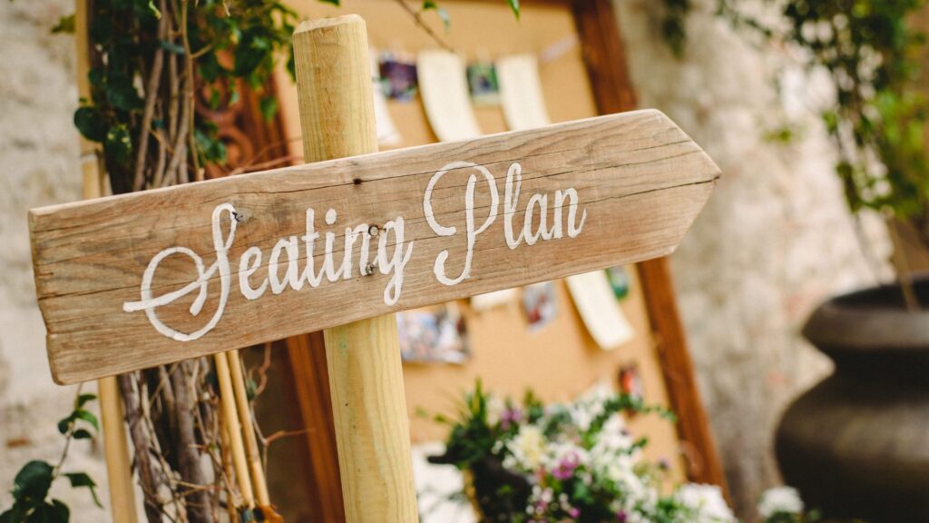 drewniany drogowskaz z napisem 