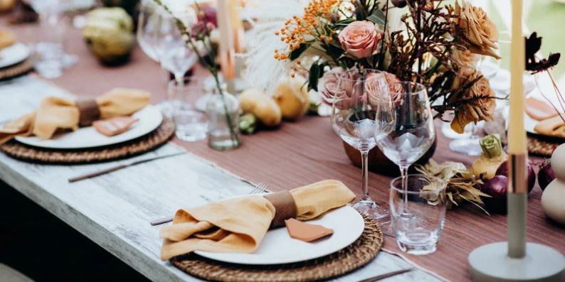 udekorowany stół weselny