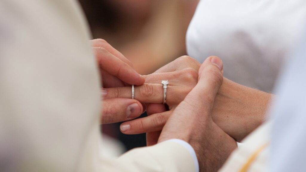 wkładanie obrączki na palec podczas ślubu