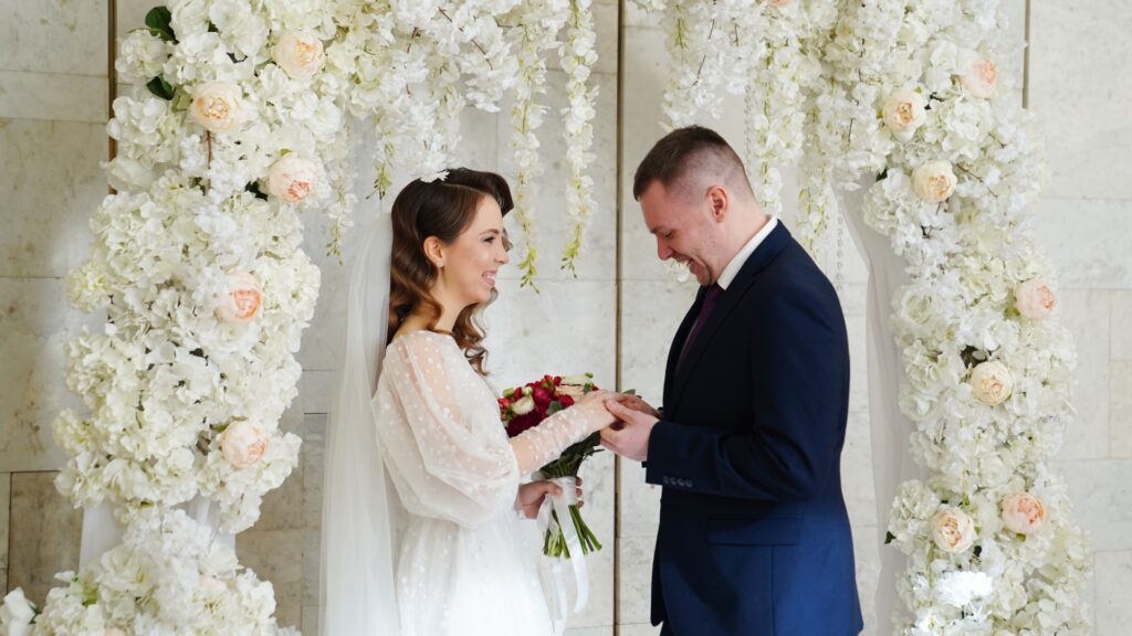 pan młody zakłada obrączę pannie młodej