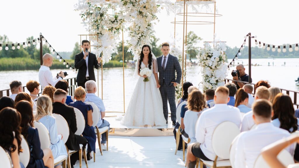 biało złoty ślub plenerowy nad wodą