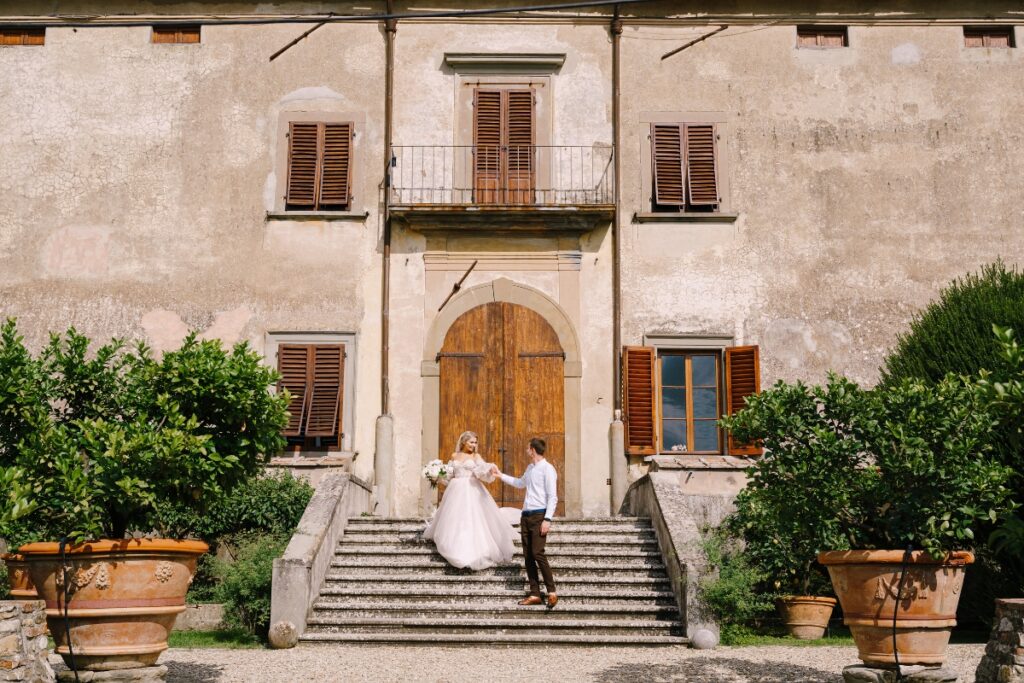 wedding couple on the italian stairs